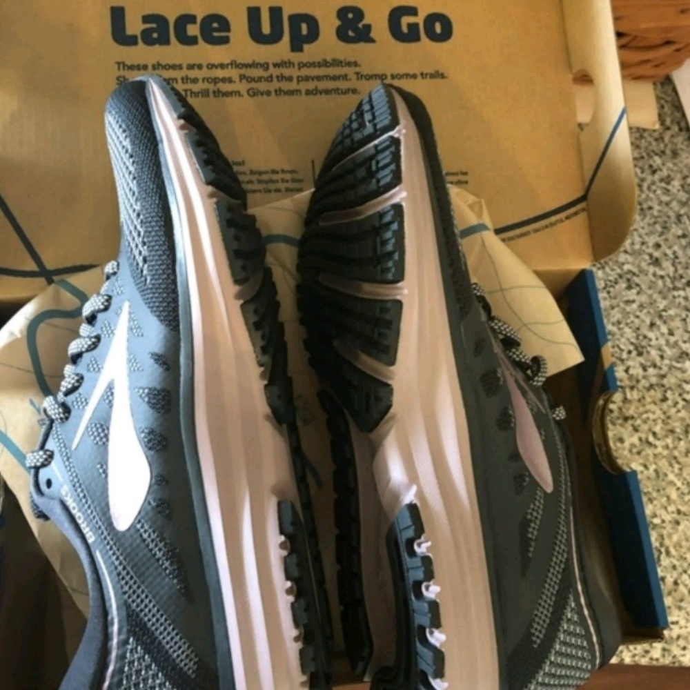 BRAND NEW Brooks revel